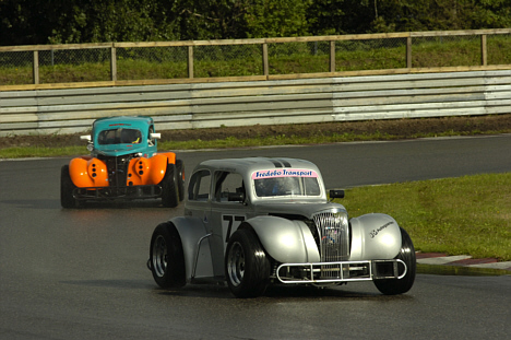 Lars Lindholst (forrest) og Mads Caprani vil med garanti kæmpe om sejren i Legend Car Cuppen ved Finaleløbet på Padborg Park.